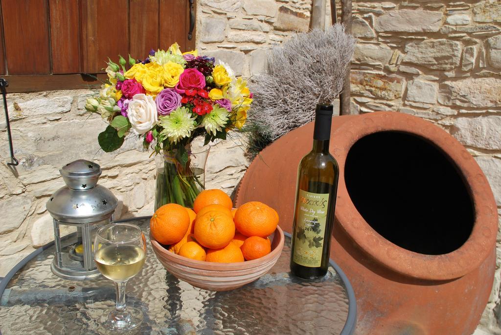 Vavla Rustic Retreat Hostal Exterior foto