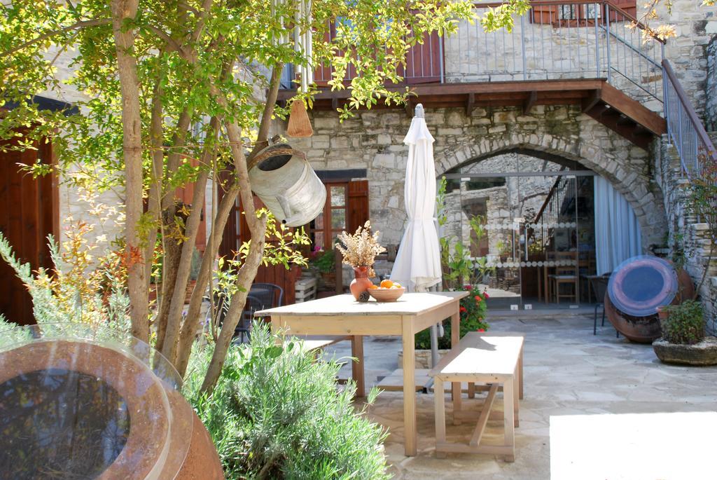 Vavla Rustic Retreat Hostal Exterior foto