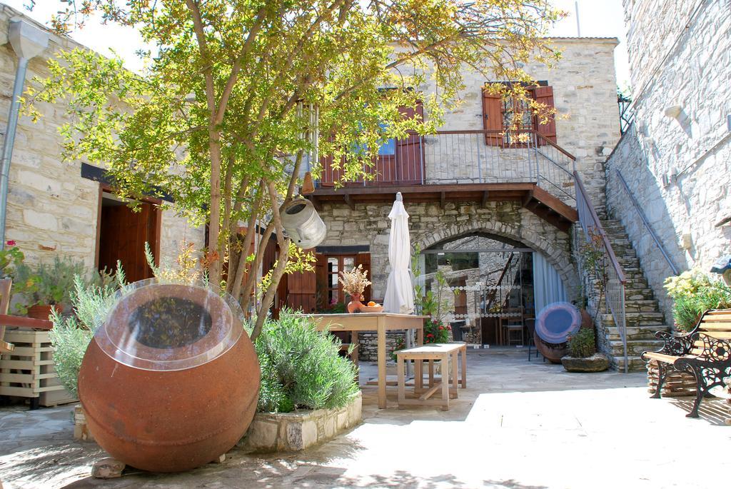 Vavla Rustic Retreat Hostal Exterior foto